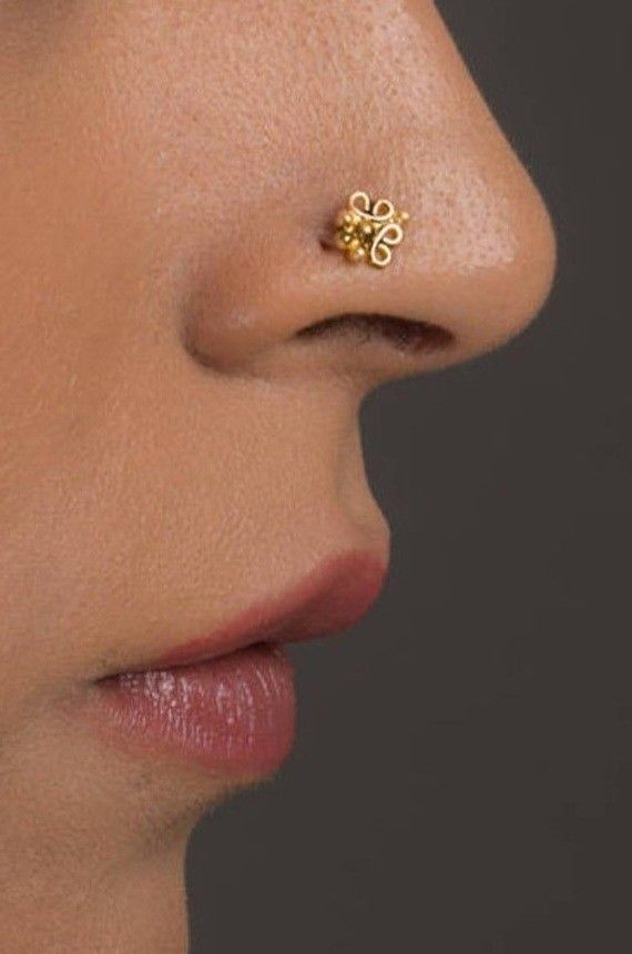 Mookuthi – Traditional Kerala Gold Nose Pin with Gemstones